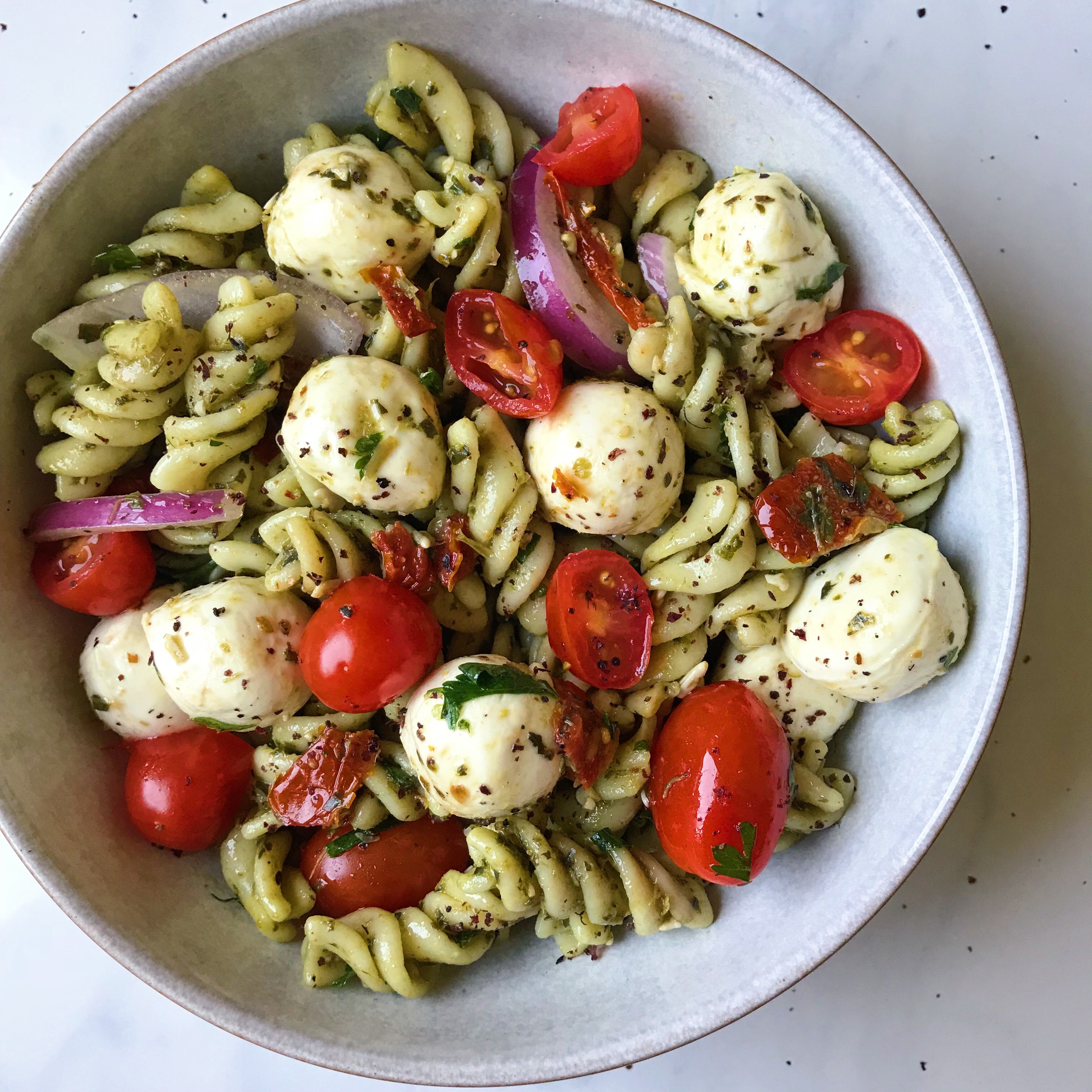 Healthy Caprese Pasta Salad
