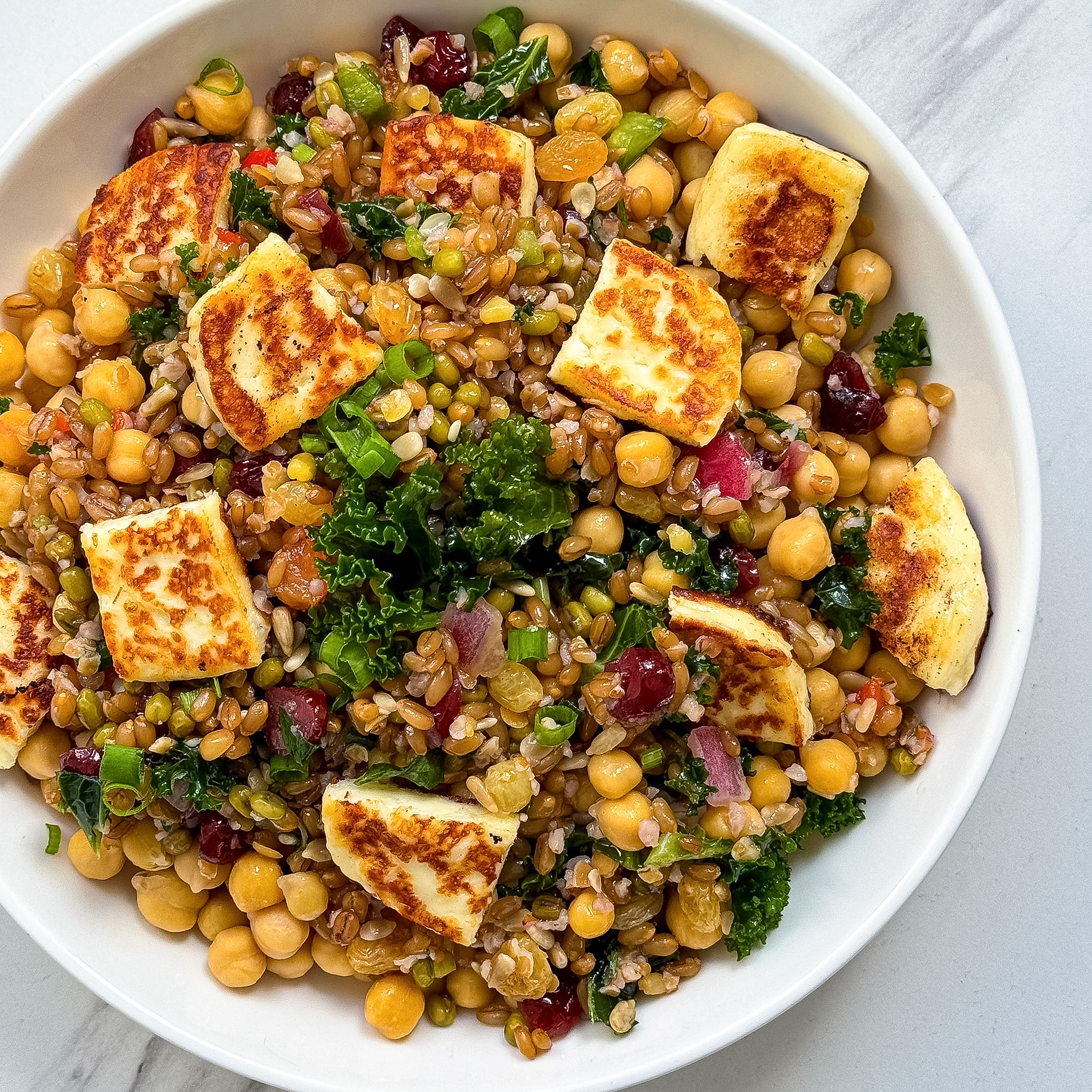 A deliciously nourishing farro grain bowl with kale, chickpeas, crispy halloumi cheese and a winning dressing. A meal prep salad everyone will love!